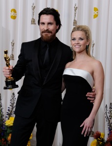 A friss Oscar-díjas Christian Bale brit színész és elismerésének átadója, Reese Witherspoon amerikai színésznő a 83. Oscar-díjkiosztón Los Angelesben 2011. február 27-én