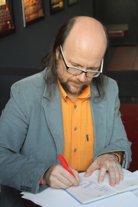 Santiago Segura spanyol színész-rendező-forgatókönyvíróval, Torrente kitalálójával és megformálójával aláír a füzetembe az Aréna Plázában tartott közönségtalálkozón 2012. április 29-én (Fotó: Mészáros Márton)