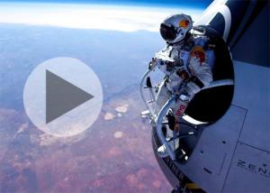 Felix Baumgartner osztrák extrém ejtőernyős az sztratoszféráig emelkedő űrkabinják peremén áll 2012. október 14-én (Felvétel a videóközvetítésből)