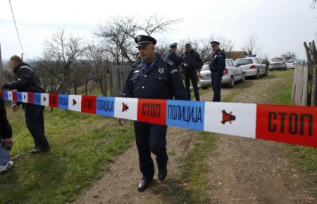 Rendrőség a Belgrádtól délre fekvő Velika Ivanca faluban, ahol Ljubisa Bogdanovic, egy hatvan éves férfi 13 embert megölt 2013. április 9-én 