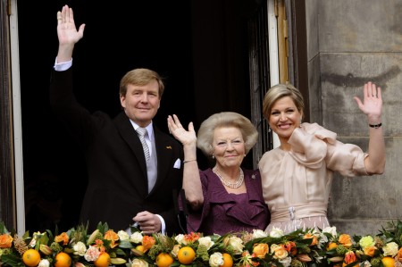 Vilmos Sándor holland király édesanyja, Beatrix királynő és felesége, Maxima királyné az amszterdami királyi palota erkélyén 2013. április 30-án