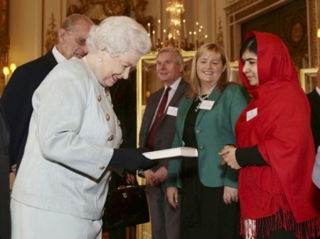 II. Erzsébet brit királynő és Malala Juszufzai, a tálibok által életveszélyesen megsebesített nőjogi aktivistalány a Buckingham-palotában 2013. október 18-án